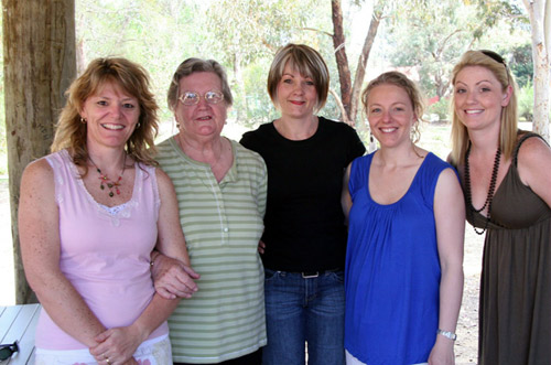 Wood family reunion in Bundoora 2007: helen-barb-th-c-amanda
